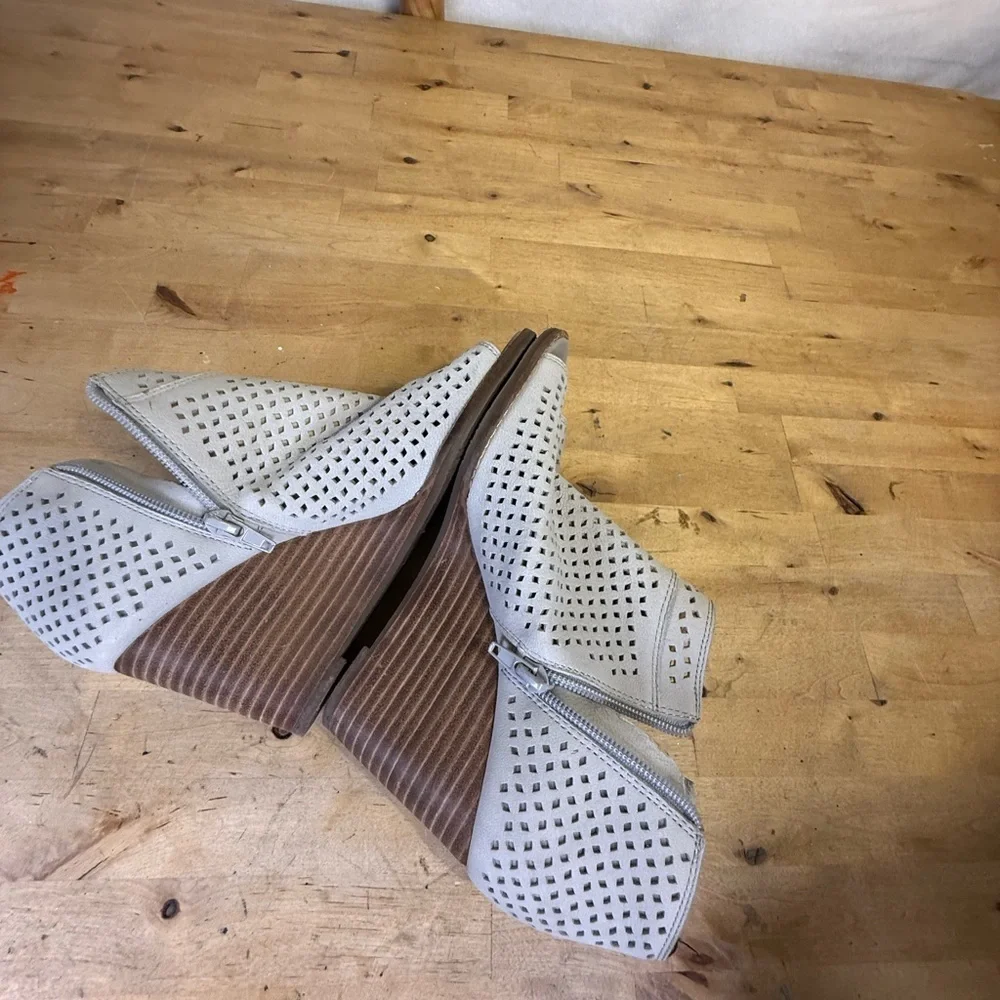 Lucky Brand Perforated Wedge Sandals Women’s Size 6.5 Gray Open Toe